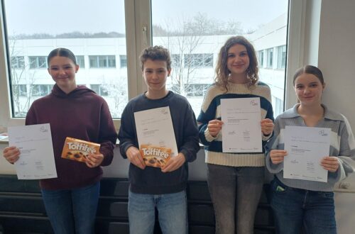 Jugend debattiert – stolze Schulsiegerinnen und -sieger