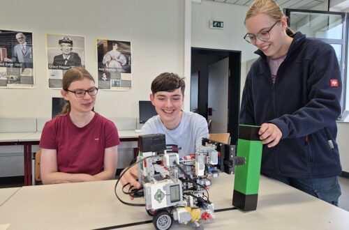Kampfgeist bewiesen: Platz 7 beim RoboCom-Wettbewerb für die „Annettes Robo Poeten“